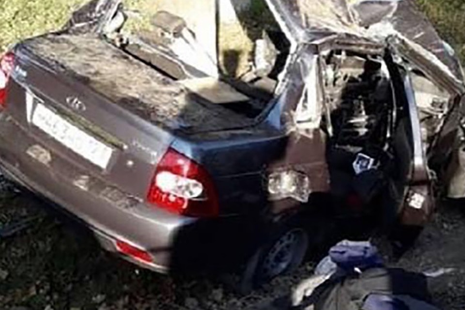 Водитель не справился с управлением и врезался в дерево