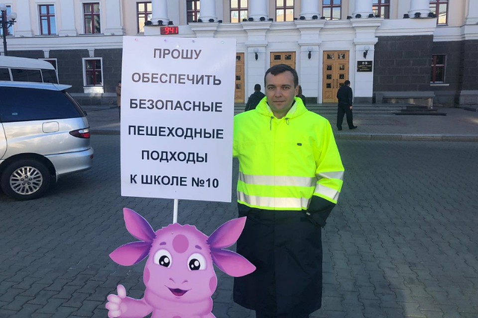 Отец требует починить тротуар у хабаровской школы номер десять