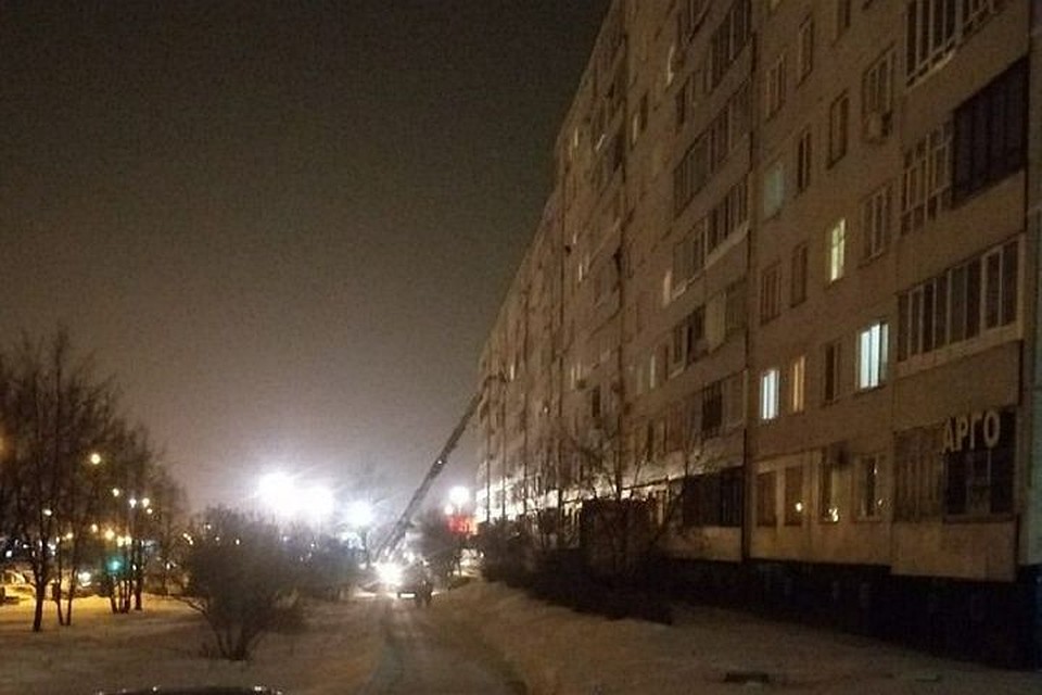 Женщину и ее дочь выводили по пожарной лестнице