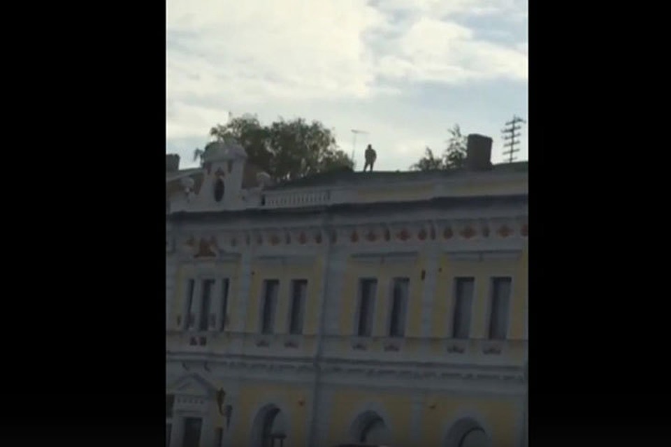 Кидал камни обнаженный мужчина недолго — спустя несколько минут на крыше появились три силовика