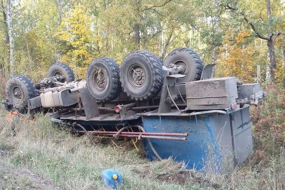 КАМАЗ перевернулся в кювете, водитель погиб