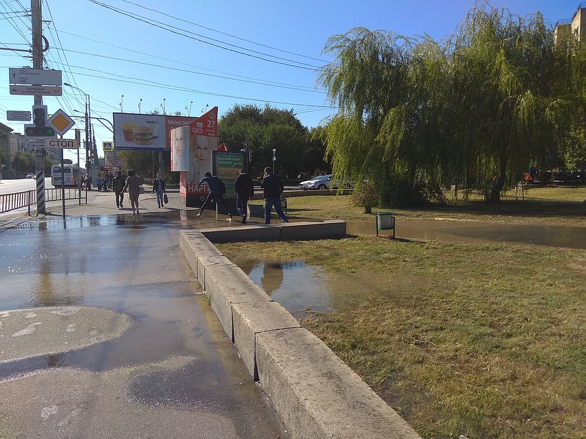 Площадь Чекистов затопило водой из поврежденного водовода
