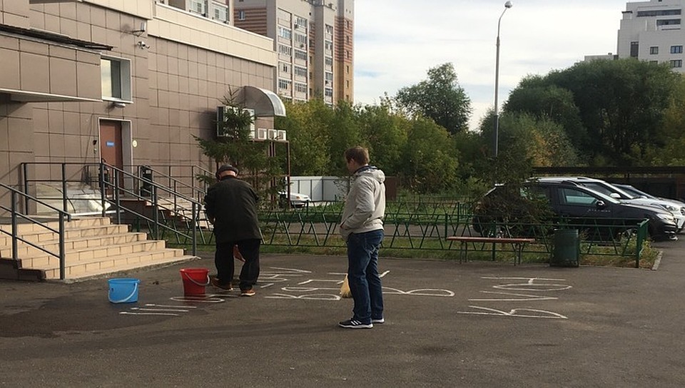 Упал он непосредственно рядом с любовным признанием, которое кто-то оставил на асфальте перед подъездом: "Юля, я люблю тебя"