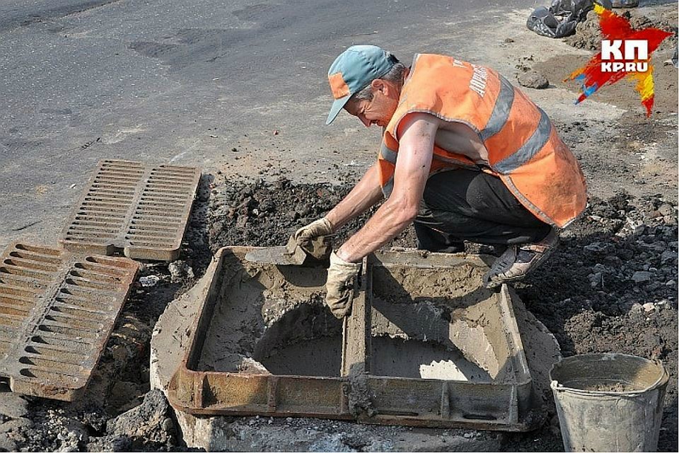 Рабочие и жильцы долго не могли разобраться, где расположен нужный колодец. Фото: Архив «КП»