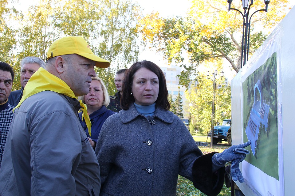 Глава города Оксана Фадина и директор управления дорожного хозяйства и благоустройства Владимир Казимиров вместе со всеми поучаствовали в уборке. Фото: Пресс-служба омской мэрии