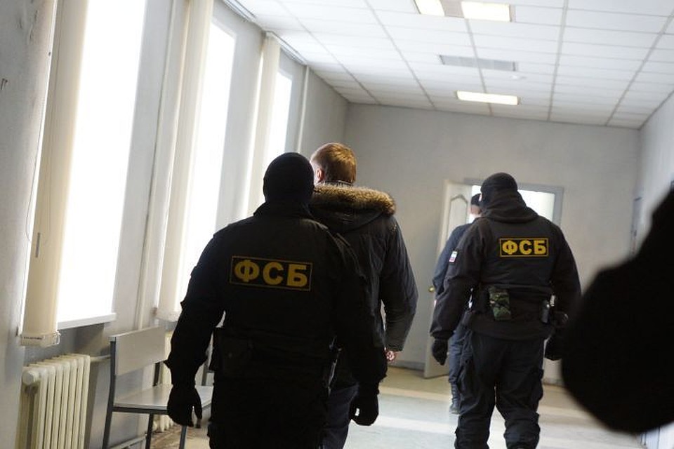 Обыски проводят сотрудники ФСБ и СКР.