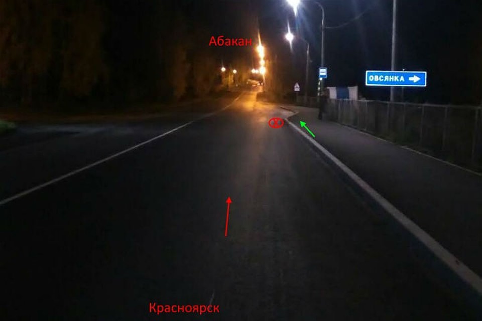 Красный джип сбил пешехода на обочине и скрылся с места ДТП. Фото: полк ДПС.