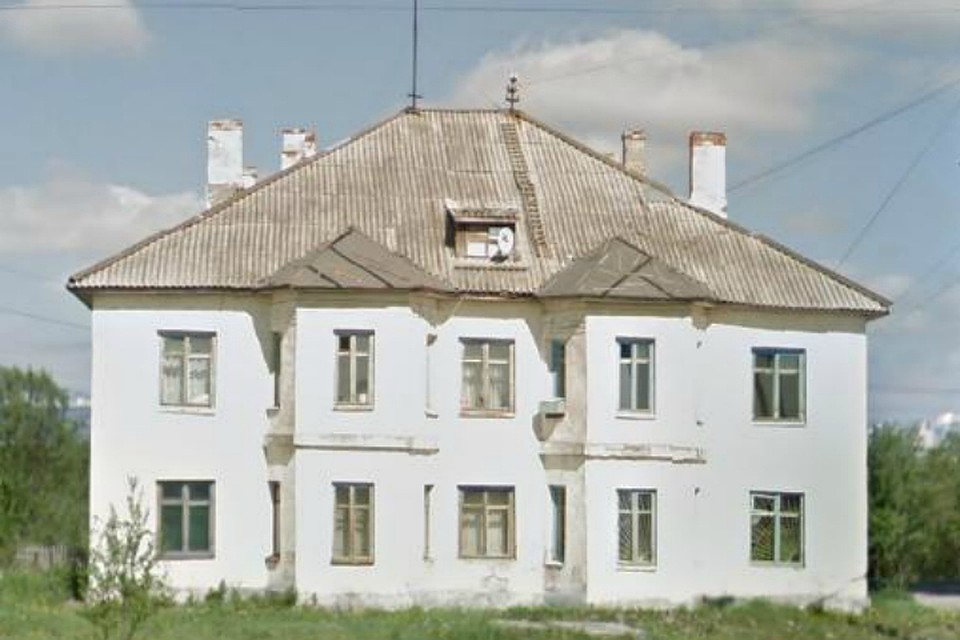 Двухэтажка в Старых Апатитах давно разваливается по частям. Скриншот Google карт.