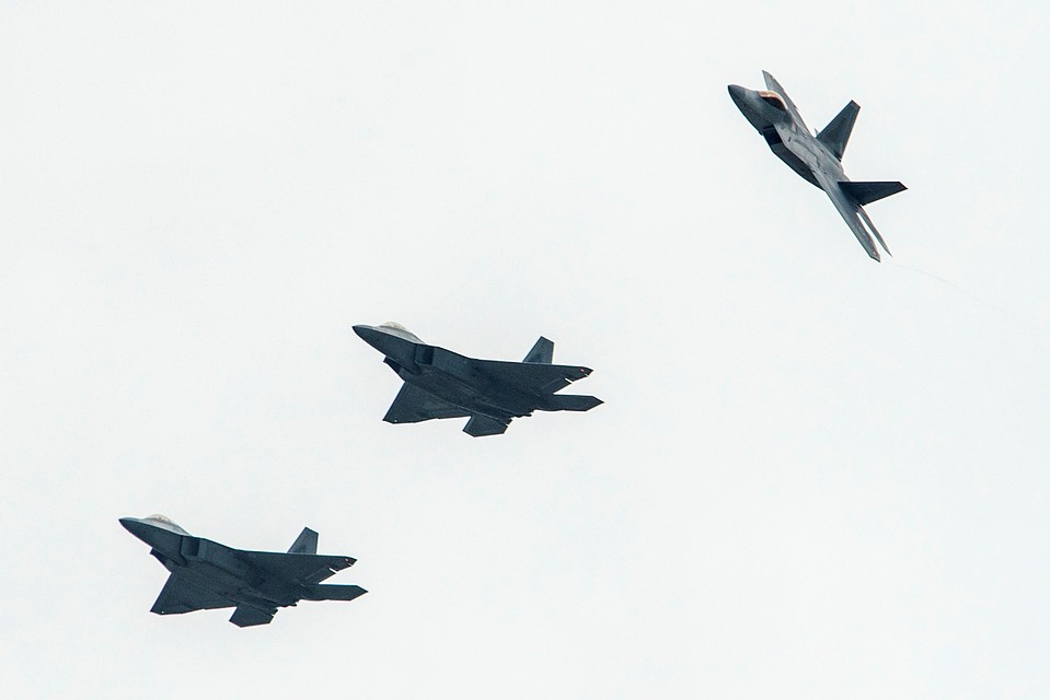 Американские истребители F-22 Raptors and T-38 Talons