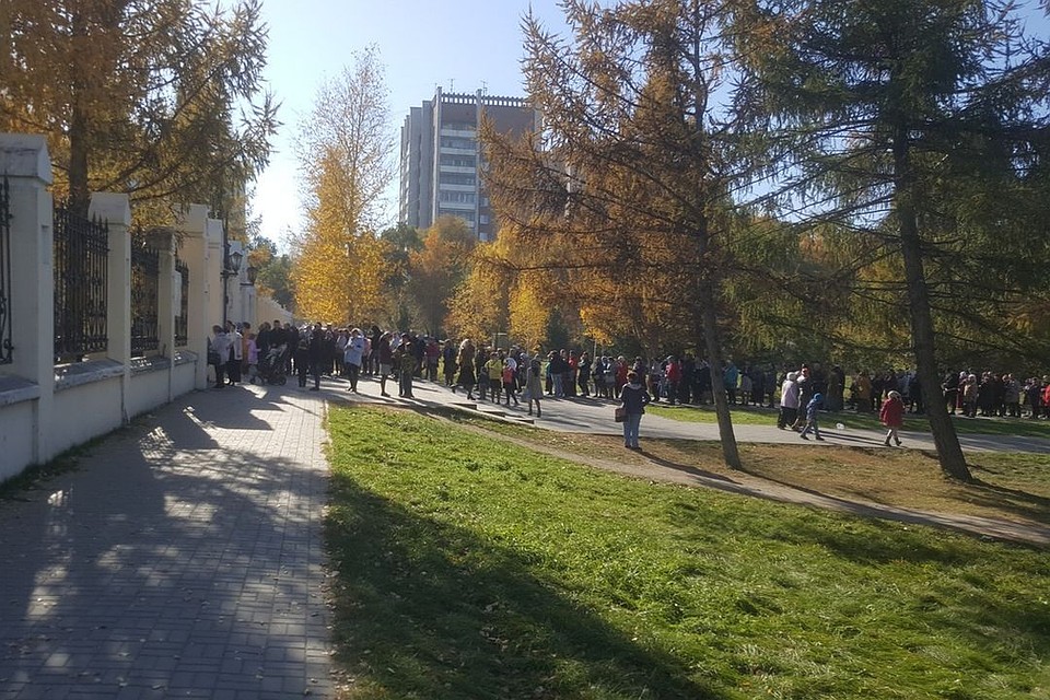 Перед собором выстроилась километровая очередь. Фото: Игорь Поляков.