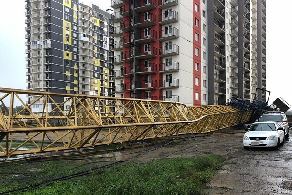 Кран не выдержал штормового порыва ветра. Фото: СУ СК по Краснодарскому краю.
