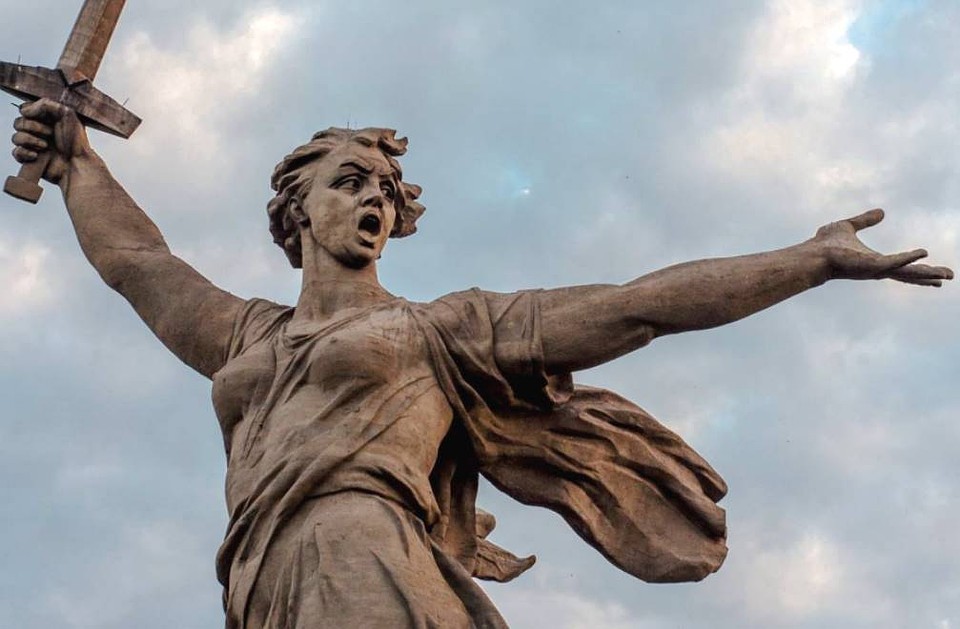 Туристы больше года смогут увидеть Родину-мать только в лесах.