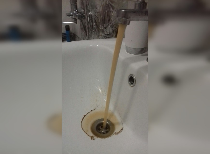 Мутная вода течет в домах тольяттинцев с самого утра