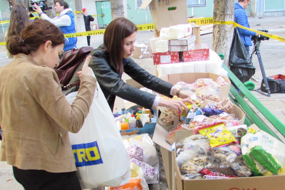 Отзывчивые люди приносили пострадавшим продукты, деньги, одежду.