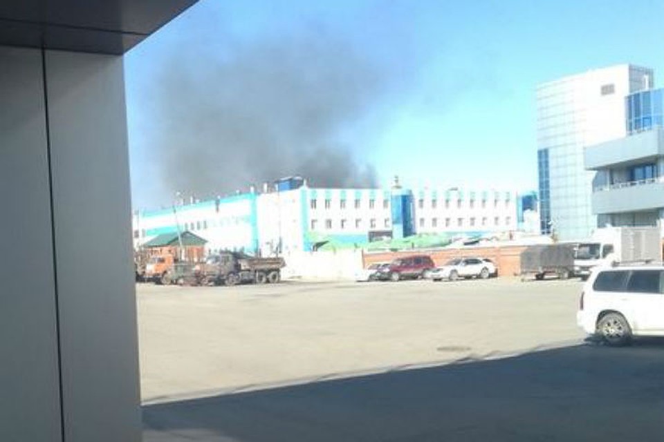 Пожар на авиазаводе в Иркутске: снова горел цех на территории. Фото: ДТП38.