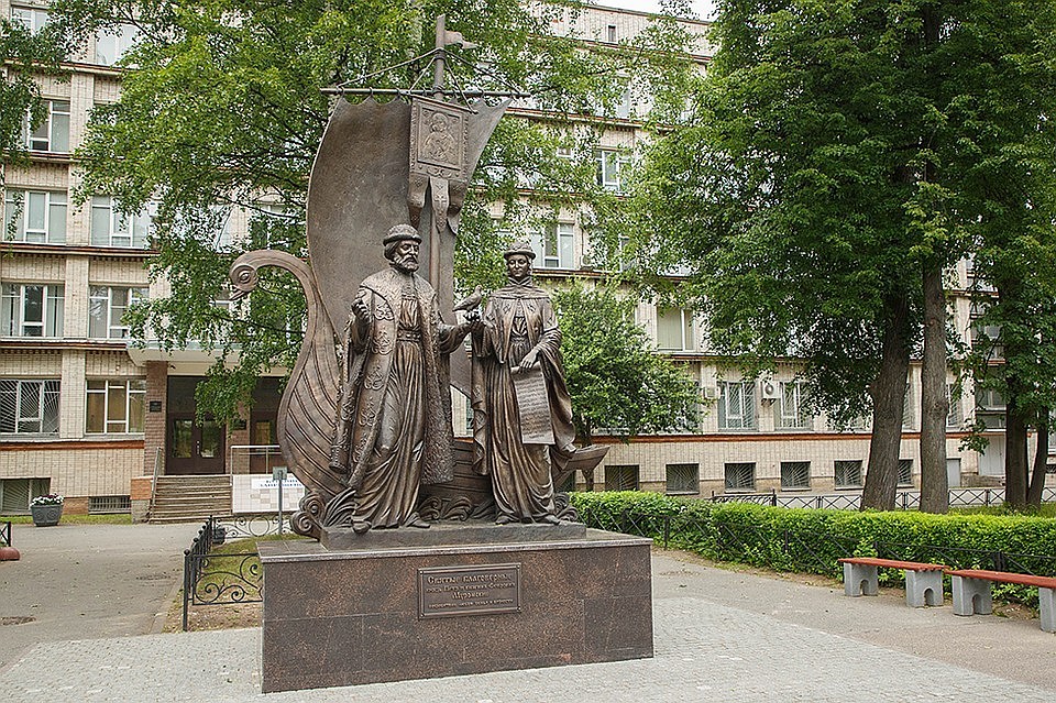 В руках святые будут держать символ мира - голубя