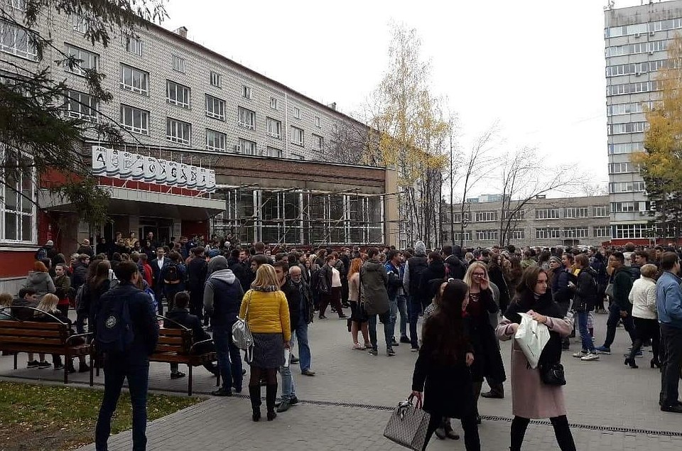 Студенты НГТУ выбежали на улицу. Фото: Юрий Лобанов.