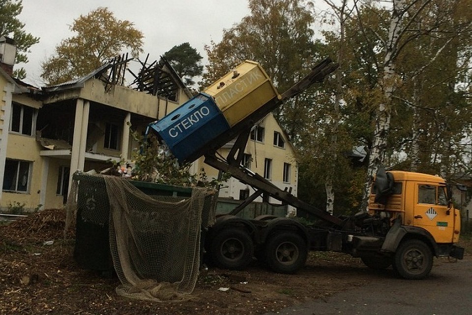 В Левашово мусоровоз сбросил в одну кучу раздельно собранные жителями отходы. Фото: vk.com/unreleased_dtp