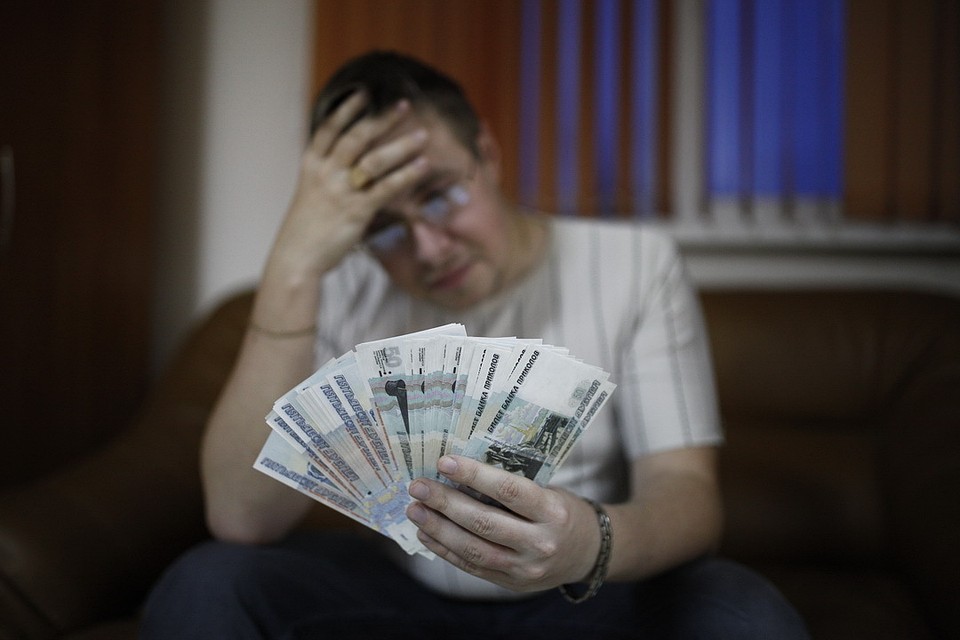 Чтобы получить денежный перевод от родственников, великолучанин заплатил все долги.