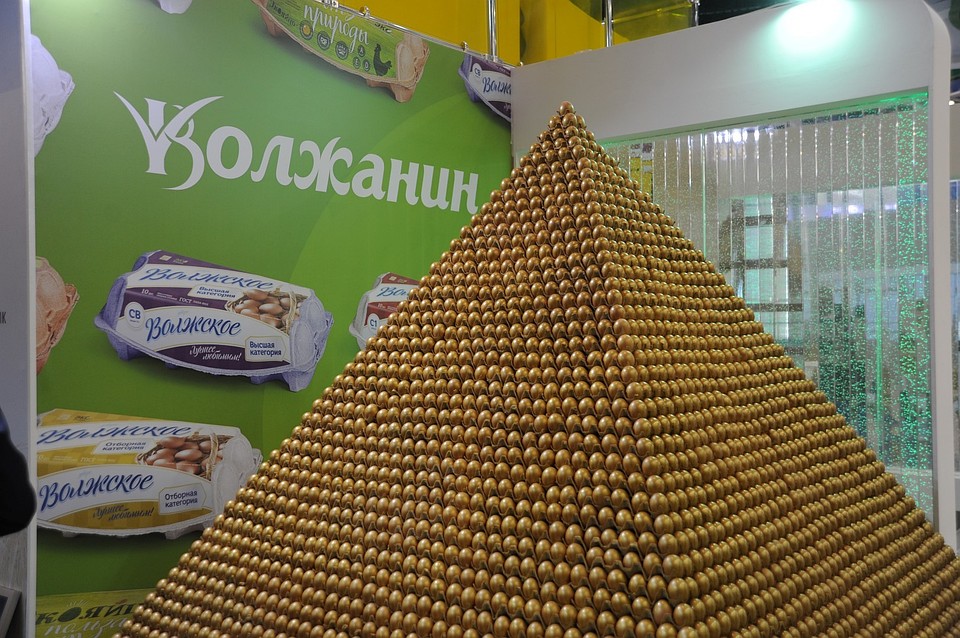 Ярославские фермеры построили рекордную пирамиду из яиц.