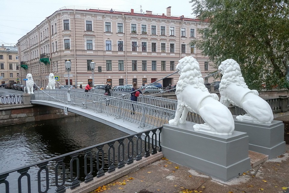 Львы вернулись на место после недолгой отлучки на реставрацию.