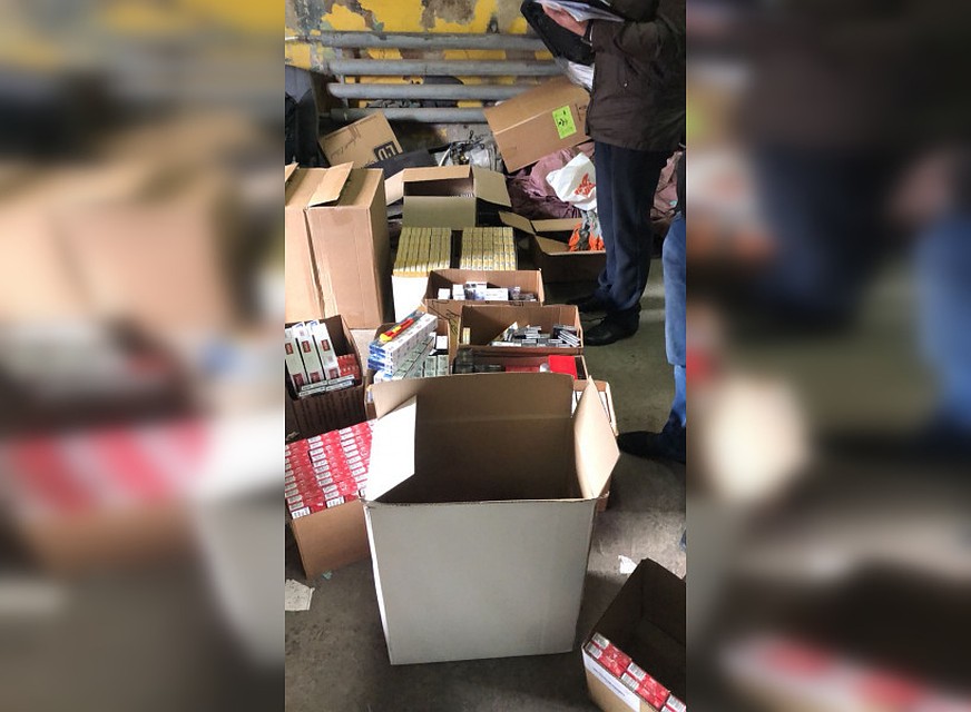 На складе в Толмачево нашли 18 тысяч контрафактных пачек сигарет. Фото: УТ МВД по СФО,