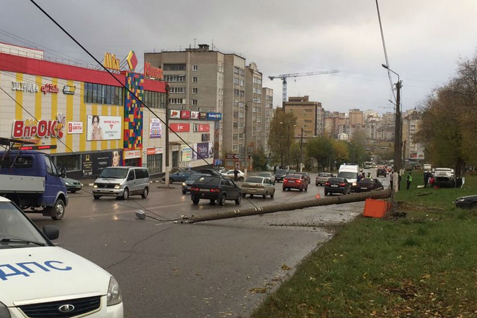 В Кирове «Тойота Ленд Крузер» снес столб, который упал на «Ладу». Фото: ГИБДД по Кировской области