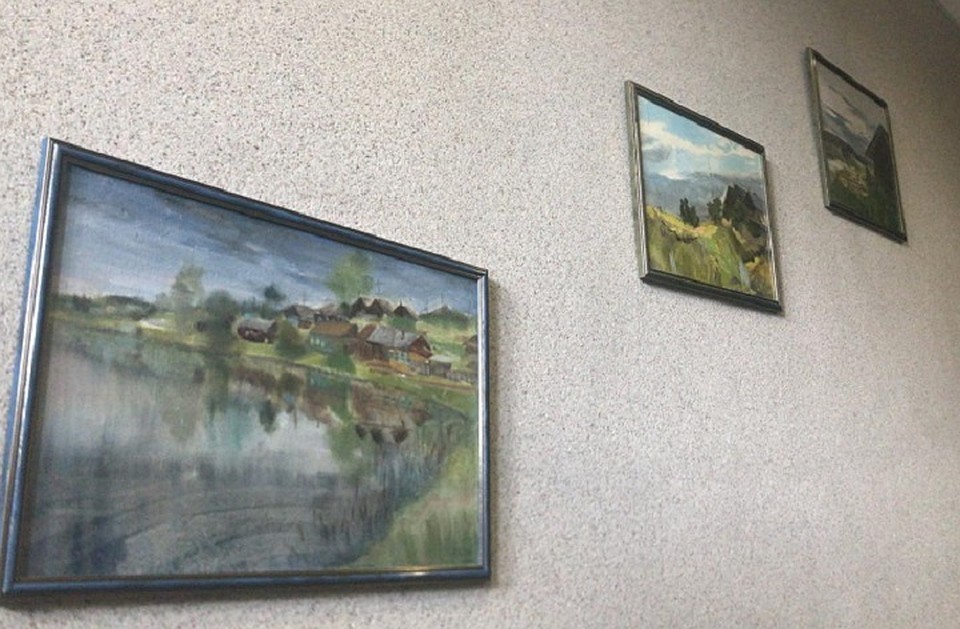В коридоре для гостей устроили выставку картин. Фото: предоставлено руководством отеля