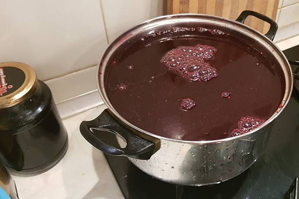 Белорусский священник сам готовит вино для Мессы. Фото со страницы Александра Уласа