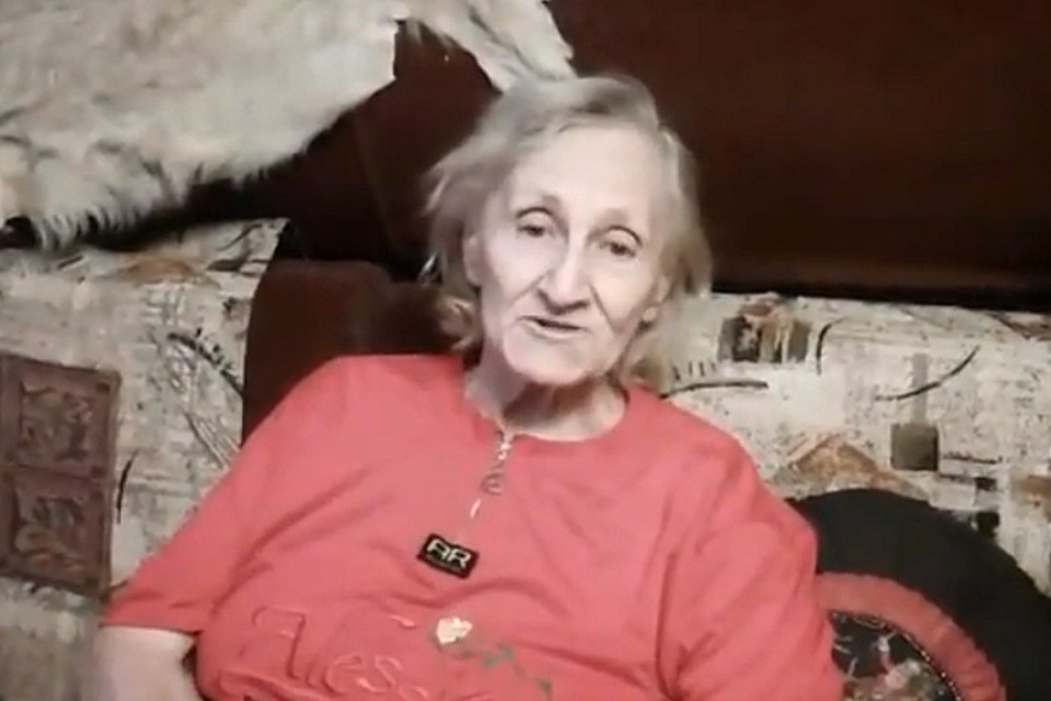 Поисковики из Петербурга спасли 85-летнюю старушку, почти сутки блуждавшую по лесу. Фото: принт-скрин с youtube.com/Extremum SPB