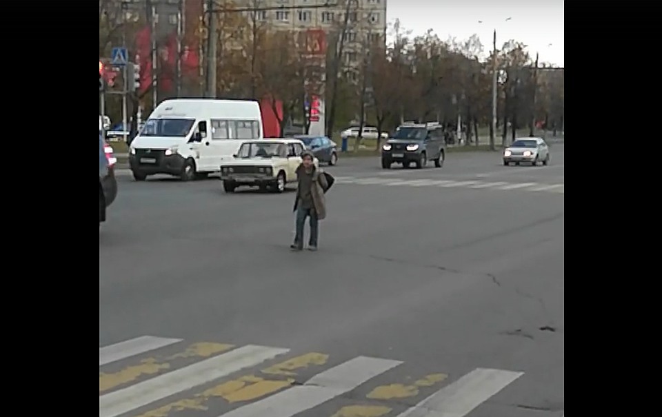 Пенсионерка каждый вечер гуляет по проезжей части. Фото: кадр из видео, vk.com/cheltr74