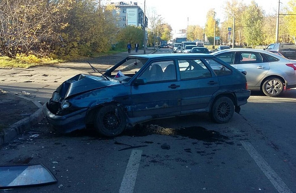 Машина получила кузовные повреждения.