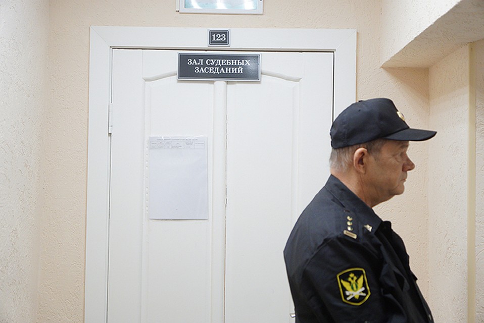 Мужчина пнул пристава прямо в здании суда