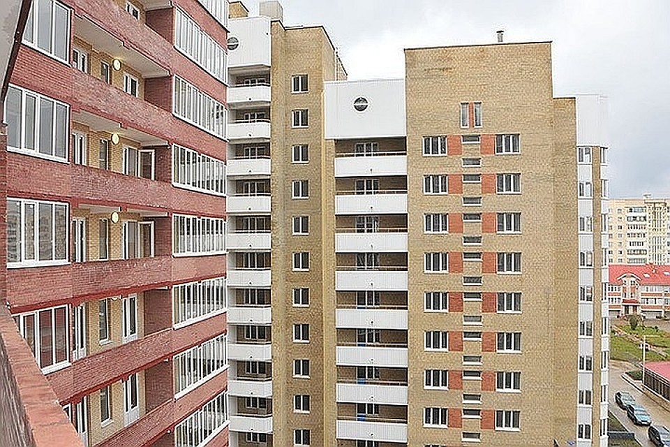 Перед новоселами извинились за задержку в сдаче дома.