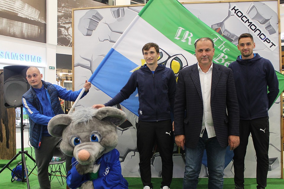 Главный тренер "Крыльев" впервые встретился с болельщиками команды