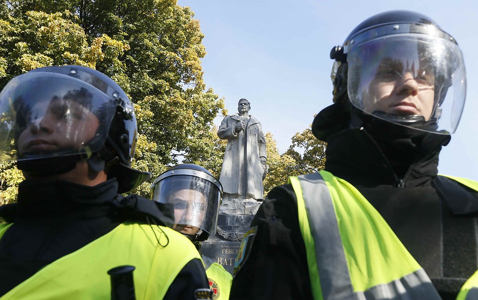 На защиту памятника встали правоохранители