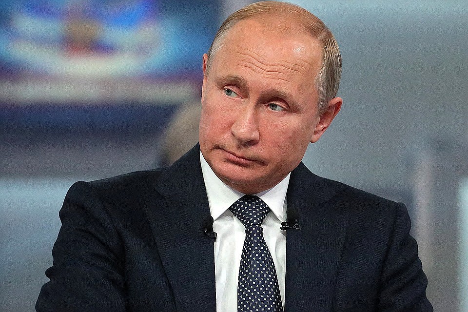 По одной из версий. Владимир Путин не сможет приехать лично, а выступит по видеосвязи.