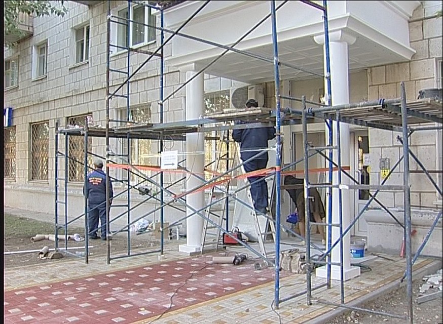 Входную группу в ЗАГС украсят колонны и нарядный козырек.