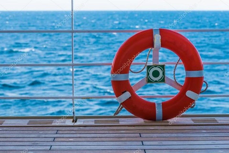 Фото: https://ru.depositphotos.com/87327884/stock-photo-lifebuoy-lifering-on-a-boat.html