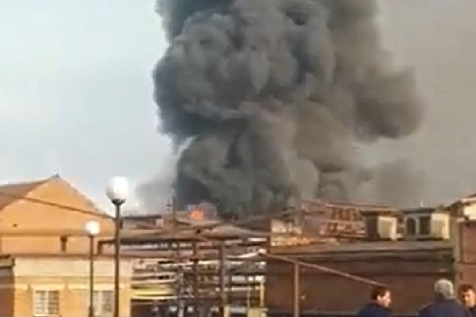 Пожар не могут потушить несколько часов