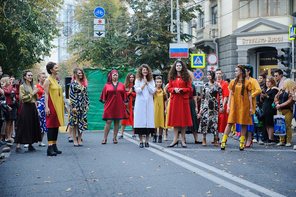Показ мод на улице Красной