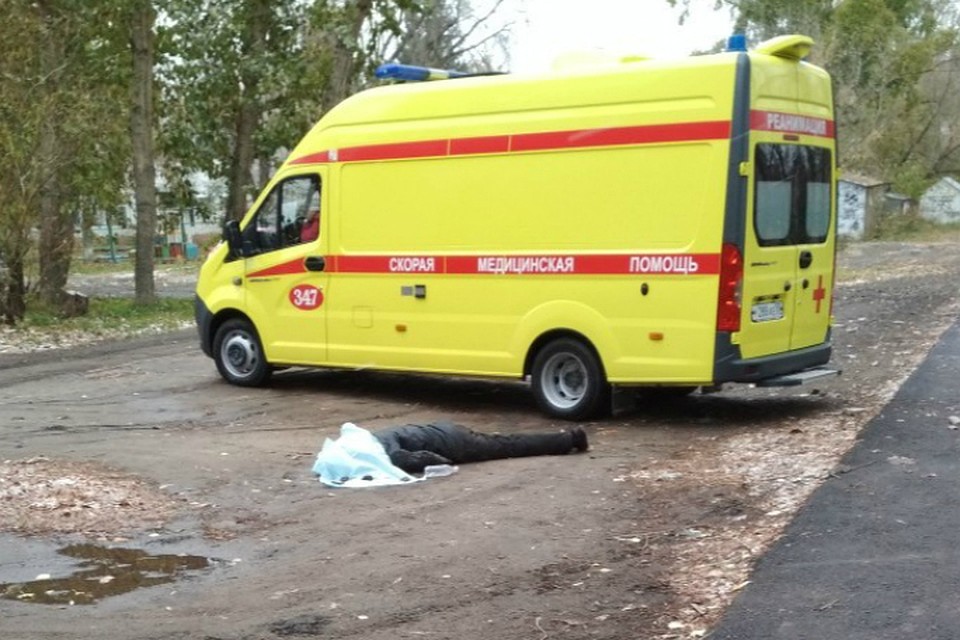 В Омске на одной из улиц уже несколько часов лежит труп