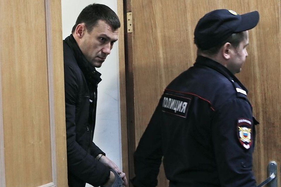 По словам сокамерника, Фаерштейн целыми днями лежал на кровати, при этом абсолютно не спал