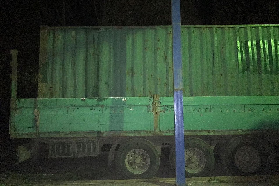 Незаконную партию металлолома из Белоруссии пытались провезти в Россию в грузовом контейнере.