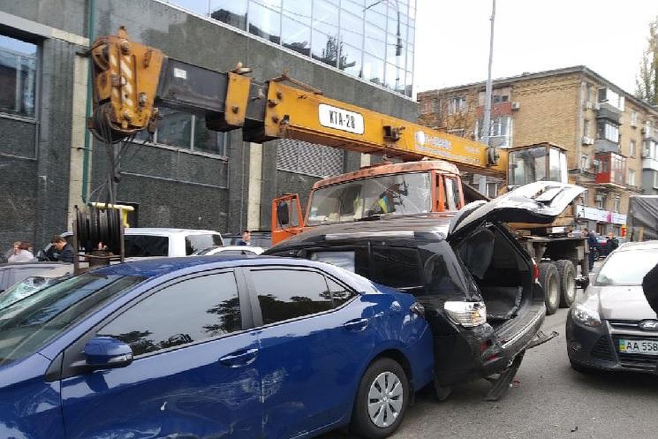 В Киеве автокран протаранил 18 автомобилей. Фото: Нацполиция Киева