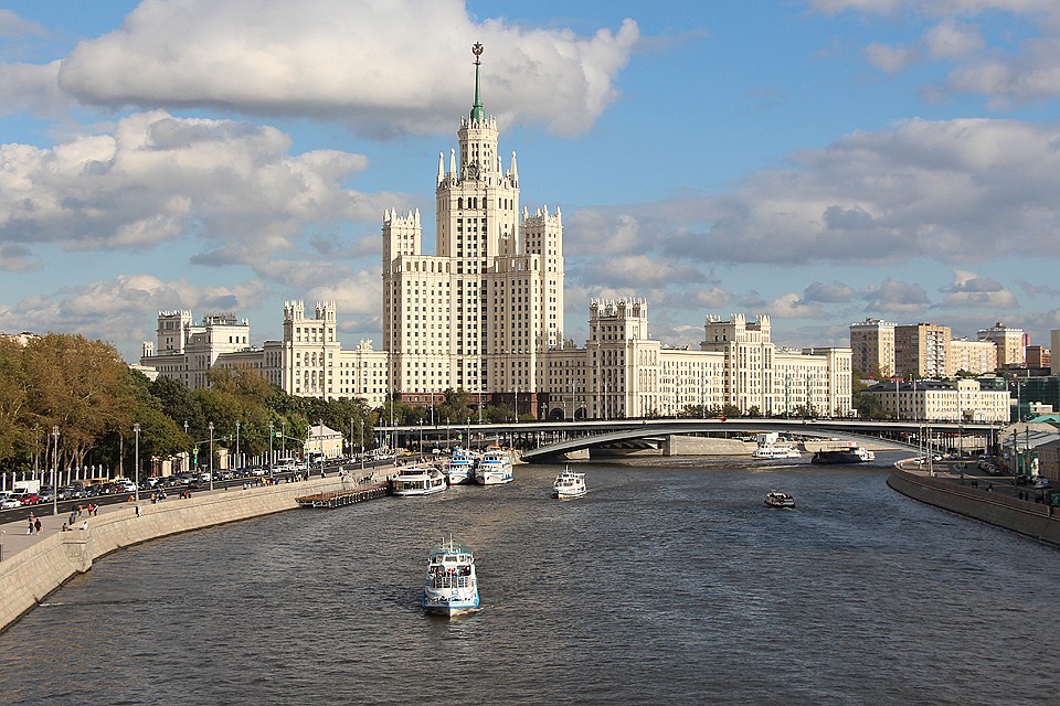 Вид на жилой дом на Котельнической набережной с `Парящего моста` в природно-ландшафтном парке `Зарядье`.