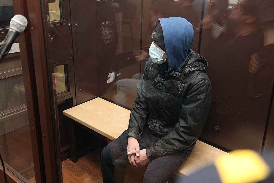На суде обвиняемый сидит в медицинской маске.