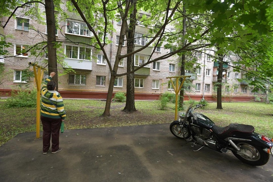 Молодых людей задержали, когда они катили мотоцикл по дороге