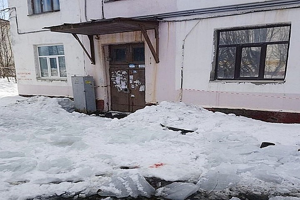 В Заполярном главный инженер управляющей компании получил условный срок. Это был эпизод полугодовой давности - сосулька сорвалась с крыши и причинила прохожей закрытую черепно-мозговую травму, оказавшуюся смертельной. Фото: пресс-службе СК РФ по Мурманской области