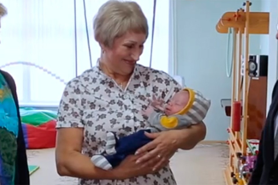 Маленькому Олегу недавно исполнился месяц. Фото: скриншот видео.